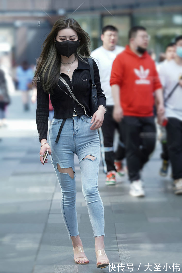 美女|美女街拍：穿来穿去，还是简约大方的气质穿搭最日常，舒适温柔不挑人