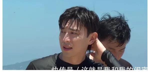 艾倫|黃明昊鄧倫沖浪,中途雙雙落水,看素顏:終于知道演員臉的高級