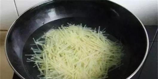 炒土豆丝,学会这三招,土豆丝爽脆不粘锅,很多人还不知道