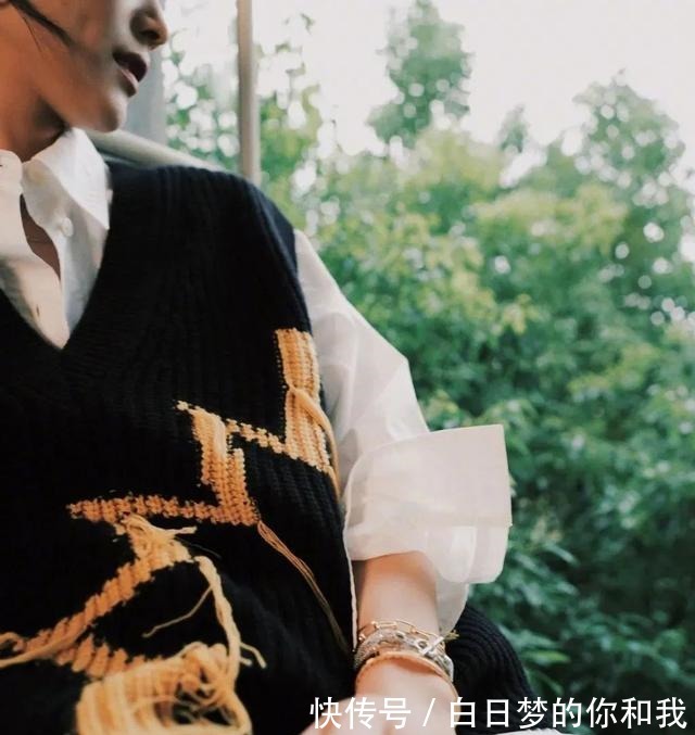 高领 2021年流行这4件上衣!搭配半裙、裤子都可以,太好看了!