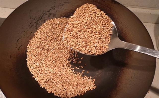 深秋钓鲫鱼，活饵直接使用落了下乘，增加一个步骤，诱钓效果翻倍