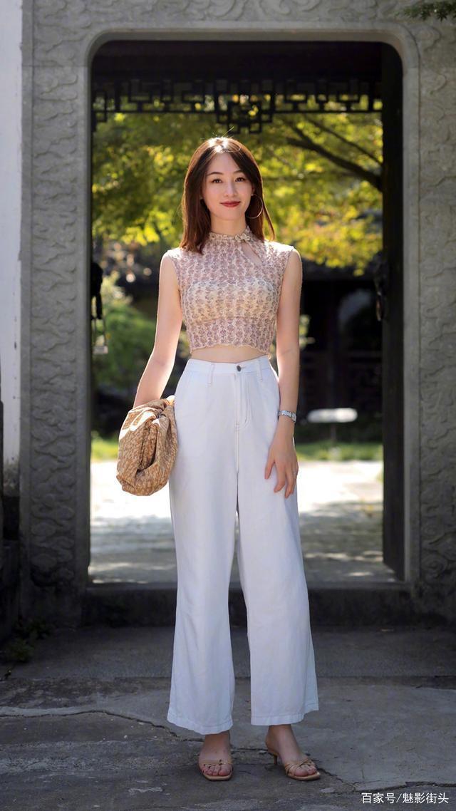 时髦的姑娘追求干净利落的风格,选择一条白裤子,减龄又时尚