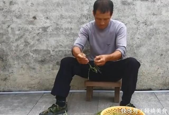 农村南瓜地里的一种美味,一百多条才能炒一盘,吃起来很鲜嫩可口