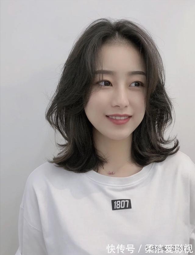 发色|这才是2021年流行“锁骨发型”的典范!瞧博主这4款,洋气又减龄