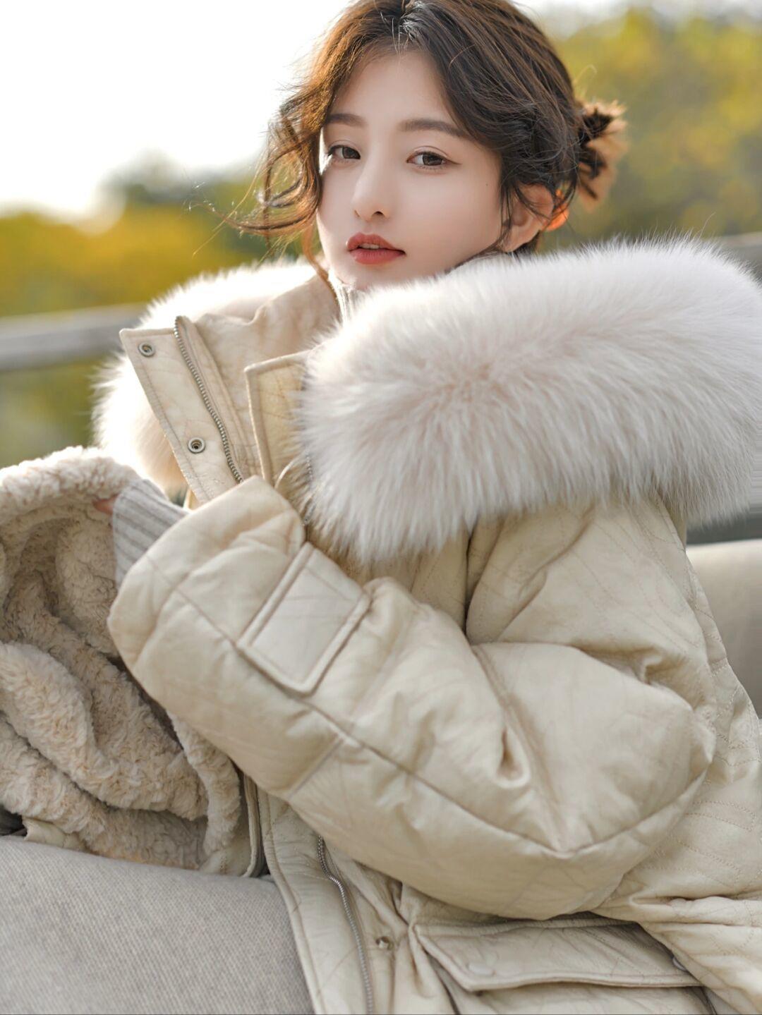 真正优雅的女人,冬季都穿“羽绒服”,这些造型适合普通人借鉴