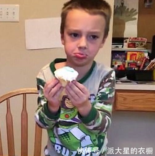 妈妈|兄妹俩一起吃蛋糕,妈妈说自己又怀孕了,他俩的反应亮了!