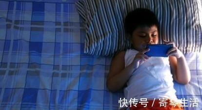 妈妈|熊孩子“直播妈妈的日常”,妈妈毫不知情,网友倒吸凉气