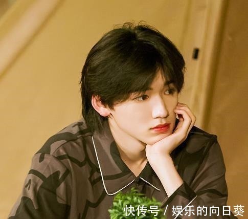 宋亚轩录节目致敬李飞短裤配拖鞋画风很搞笑，李飞看了直说真秀