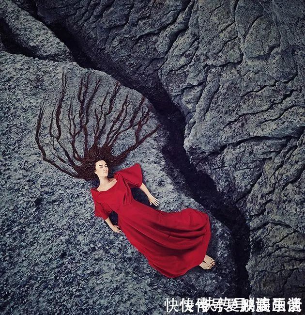 骑自行车|这画面真是绝了,女孩横躺在水里骑自行车,让人看上一眼就忘不了