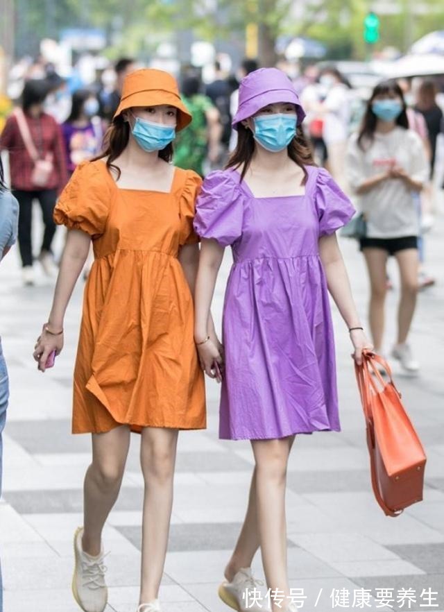 休闲衫 灰色瑜伽裤搭配白色休闲衫,时尚迷人,婀娜多姿!