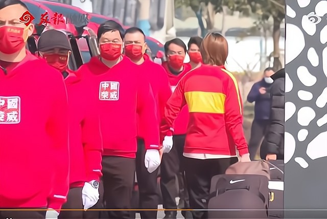 警车|扬眉吐气!警车+20辆红色SUV送行中国女足,水庆霞透露发展计划