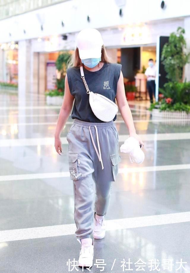 吸引力|王菊把工装裤穿出时尚感,砖红色精致大方不显老,配件T恤都好看