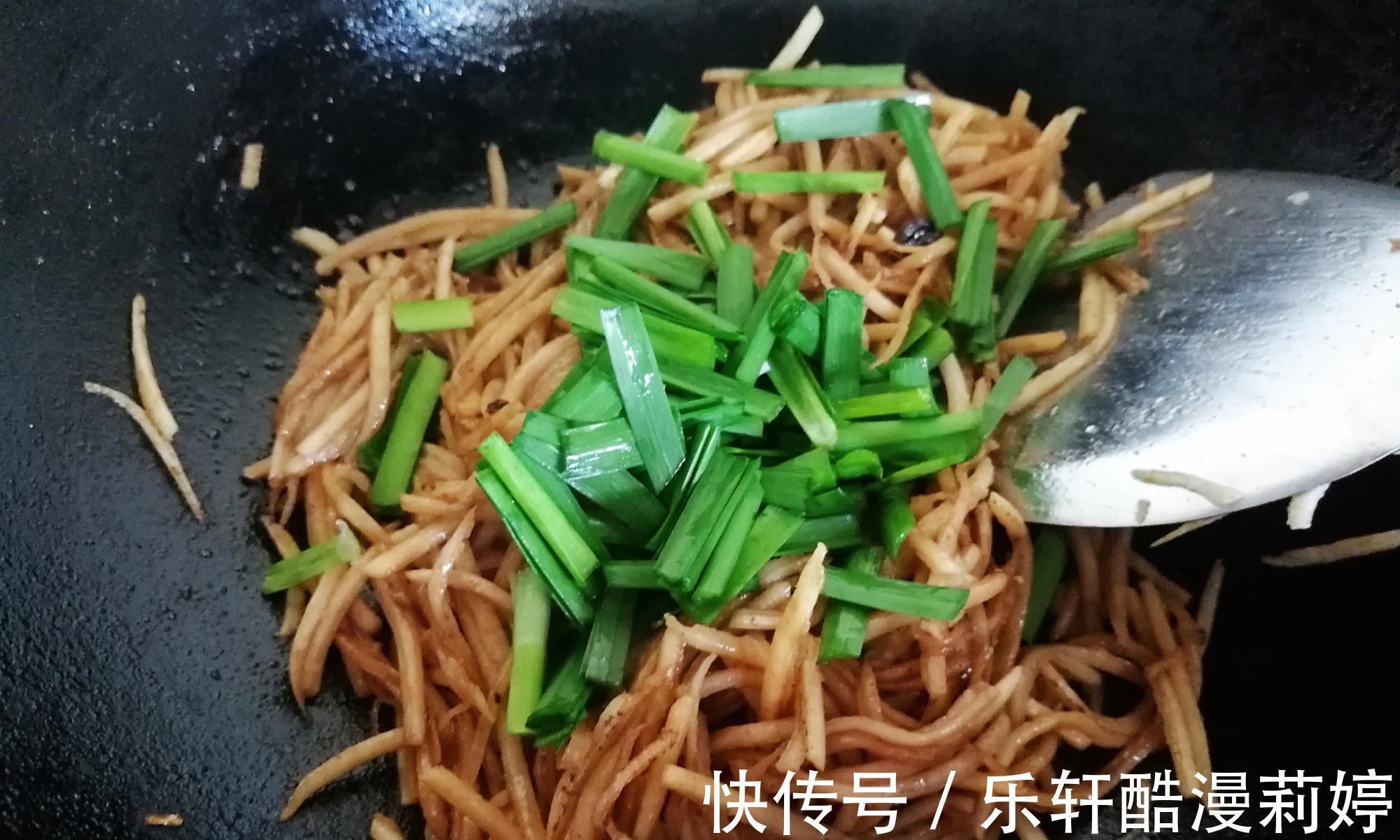 韭菜酱香芋头丝|九月,遇见这碱性蔬菜别手软,做法简单,营养极高,现在吃正当季