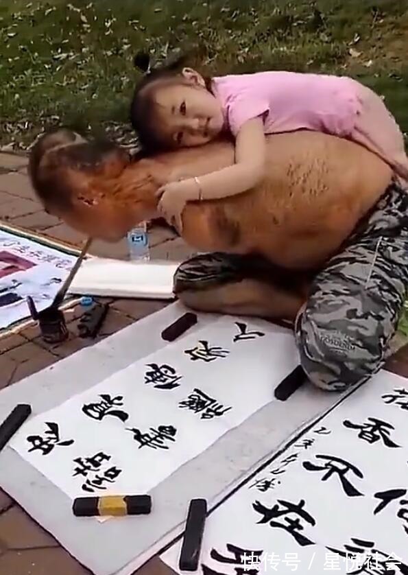 小女孩$心酸一幕,女儿永远不会嫌弃父亲,因为父亲靠写书法挣钱
