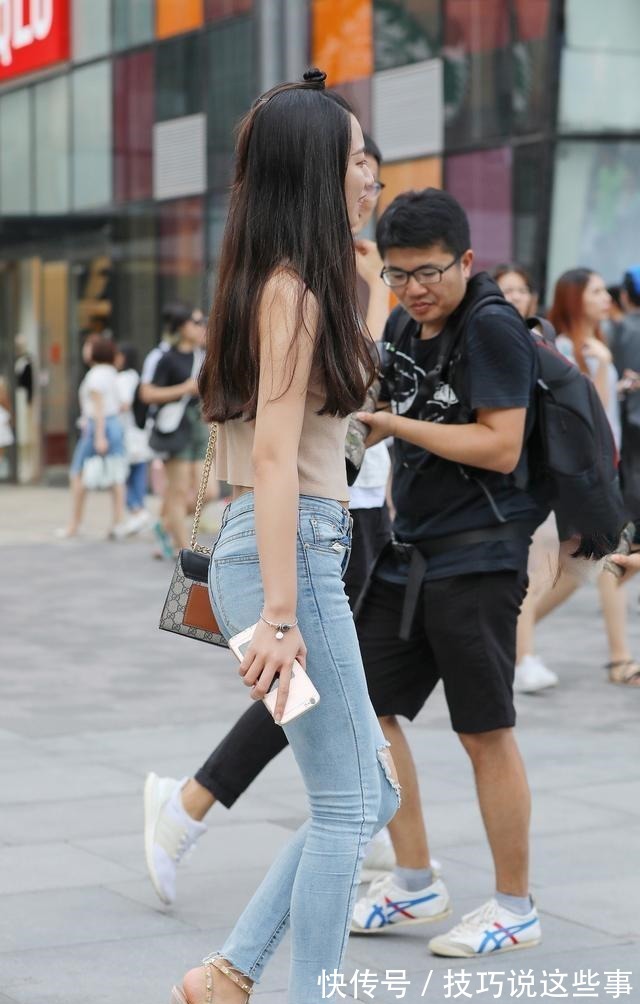 上衣 蓝牛仔裤搭配肚脐上衣,勾勒出完美的腰身,充满活力!