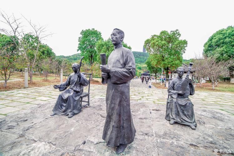 站在香山山顶，沐浴着长江风