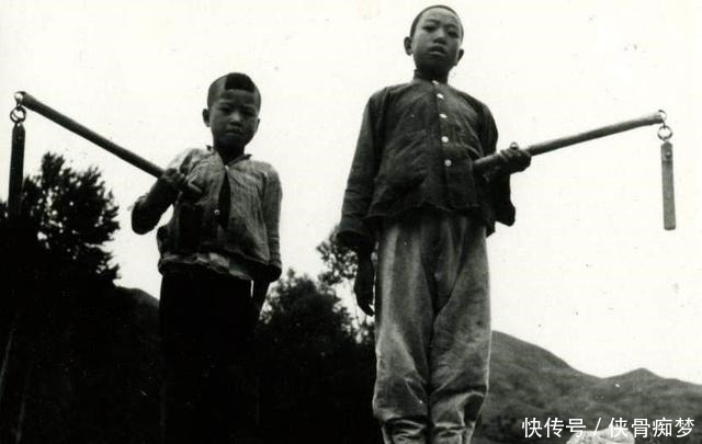 抗战|抗战老照片图1拿的是什么枪图2常在电视里看到,你见过吗