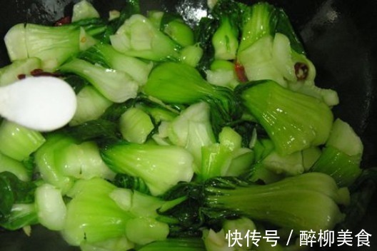 无论炒什么青菜,都不要直接下锅!学会这一招,青菜嫩绿不发黑!