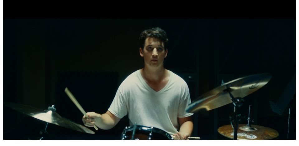 《爆裂鼓手》开场镜头，如何通过剪辑画面塑造紧张的情绪？