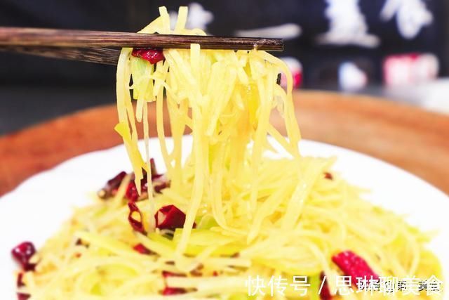 炒土豆丝前，用水冲洗就错了40年大厨教你3大技巧，脆爽不粘锅