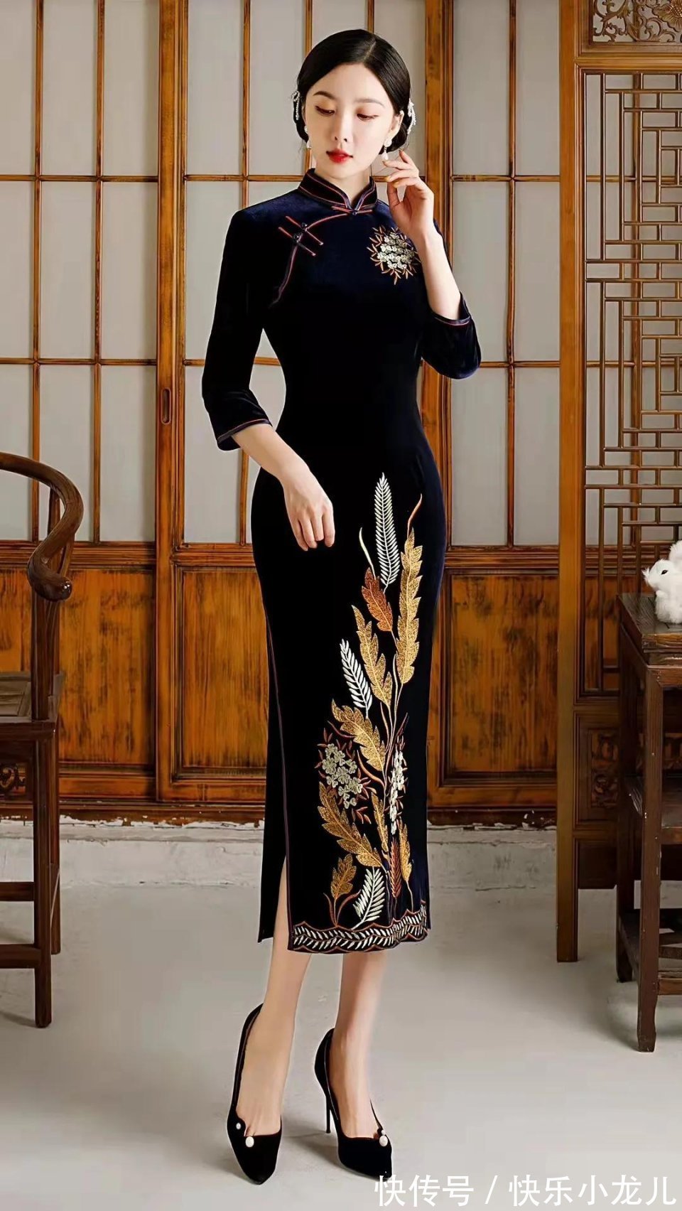 旗袍|小姐姐身穿黑色丝绒旗袍,搭配一双黑色高跟鞋,看上去时尚又优雅