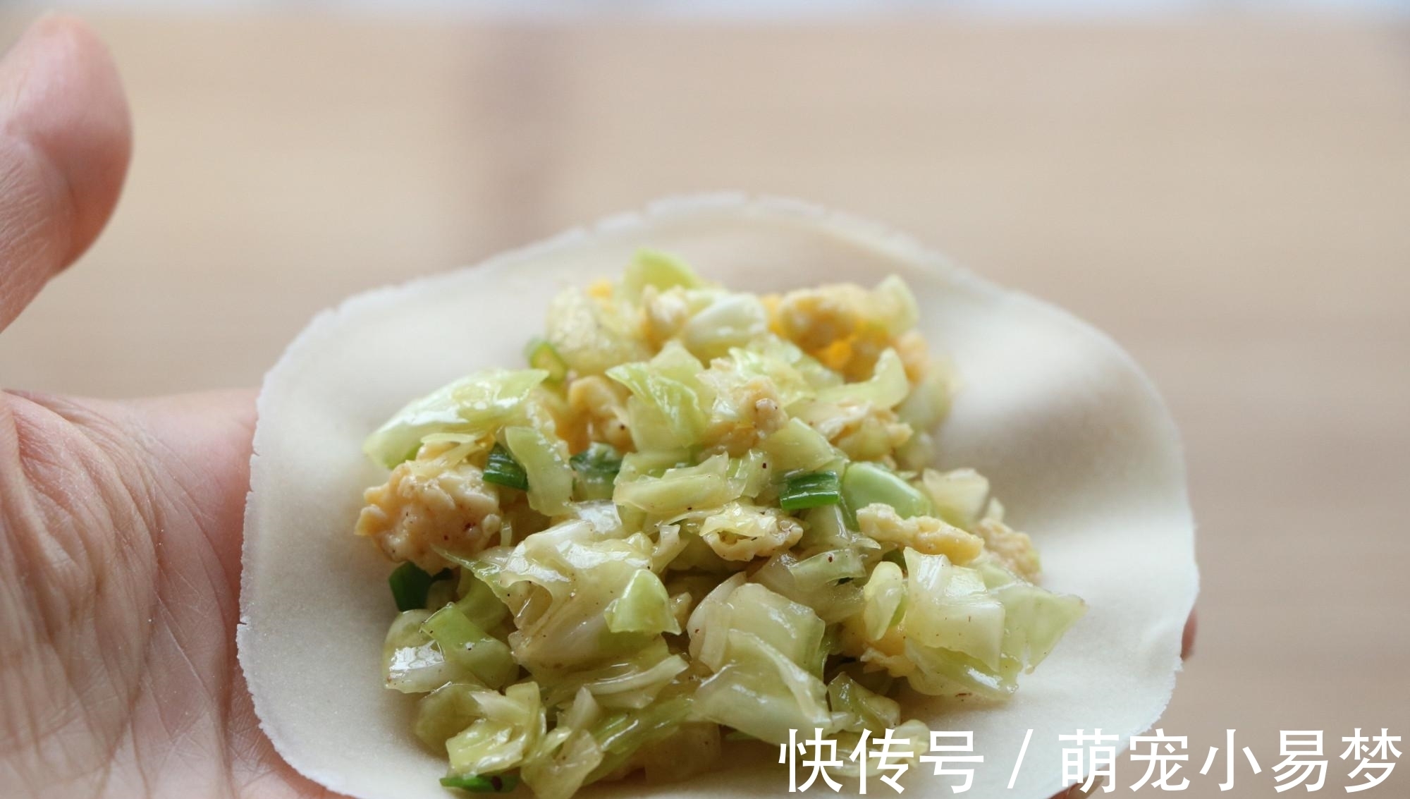 包菜还可以这样吃，皮薄馅大，金黄酥脆，一人吃一盘都不腻，香！