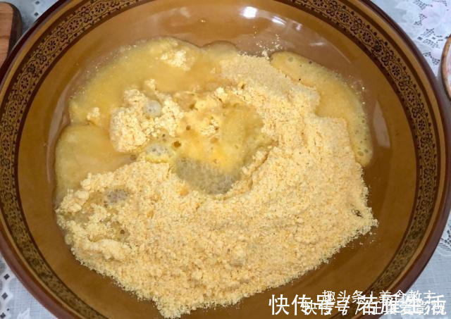 玉米面|教你做玉米面发糕，用筷子拌一拌，上锅蒸一蒸，比蛋糕还要好吃