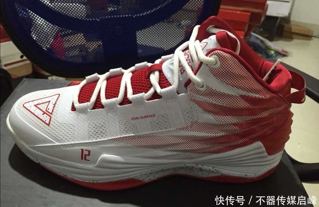 你敢相信!球星签名鞋第一代就有大底碳板!