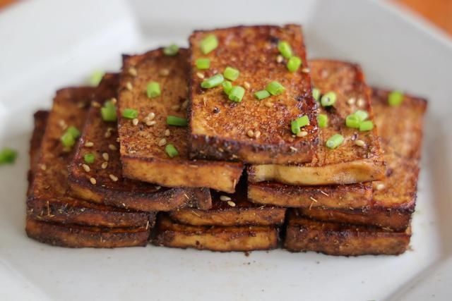 冬天要多吃豆腐，试试这个做法，比红烧简单，比麻辣更过瘾