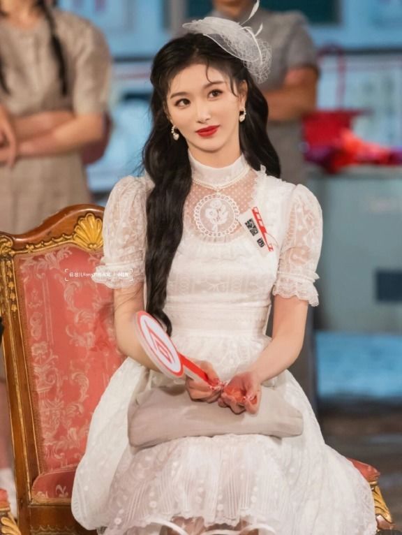 连衣裙|孔雪儿这衬衫够别致，只是“尖领+抹胸”就要上千块，怪美的