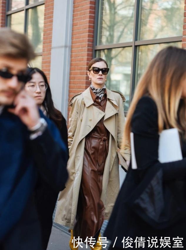 搭配黑色|又到了穿风衣的季节,只会搭牛仔裤?你怕是不知道这三种时髦搭配