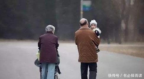 缺点|老人带娃全是缺点?话别说太满,他们带娃的优点有几个父母能做到