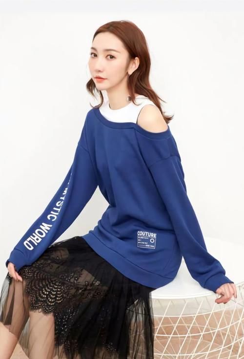 校花|卫衣不会内搭？隔壁班女生都这样搭配，轻松美成校花