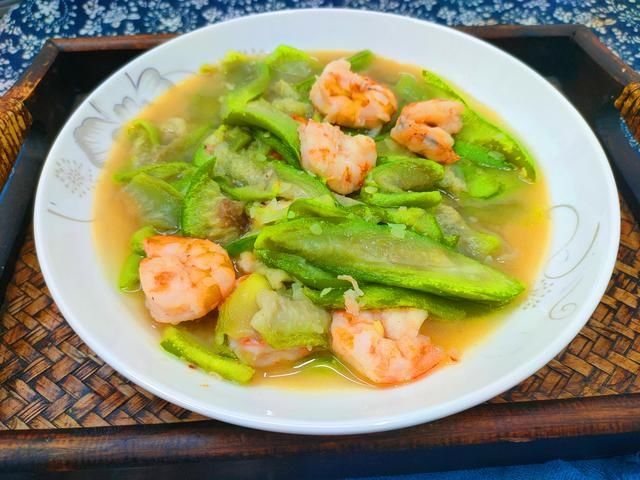 微红|丝瓜和大虾是绝配，三伏天要多吃，清凉祛暑热，安然度过夏天