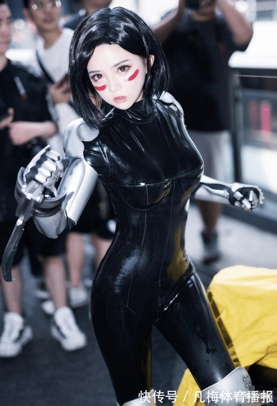 阿丽塔|女子穿“塑料袋”参加漫展,明明一丝不露,却让人害羞