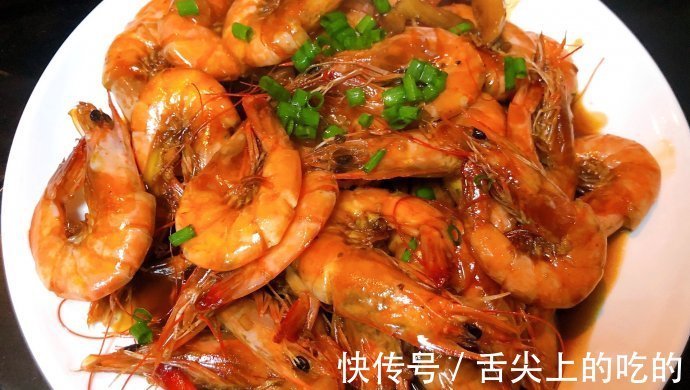 油焖大虾这样做，色泽红亮，虾肉嫩弹，快来看看吧