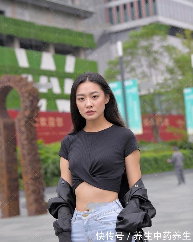 性感 黑色性感吊带搭配黑色复古打底裤,简单粗暴,行与美貌结合!