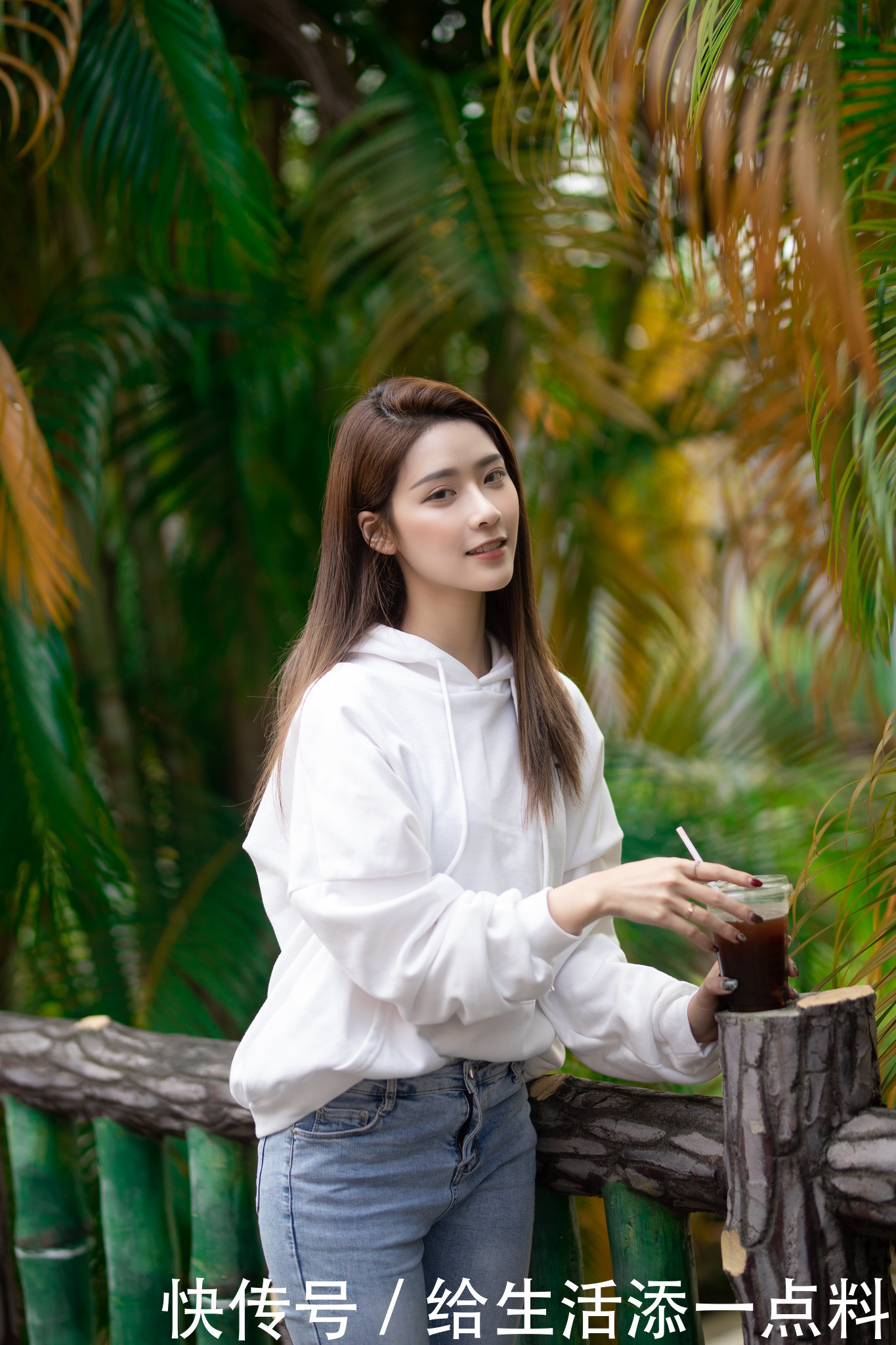 街拍:美女牛仔裤+卫衣时尚又减龄,好气质自带高级感