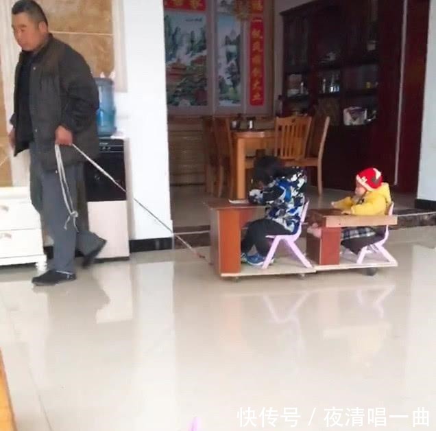 外公自制“遛娃神器”,两个萌娃十分享受,亲妈直呼机智!