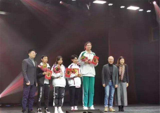 孩子|小学生被称为“女版姚明”,一年级已有1米6,13岁身高超2米