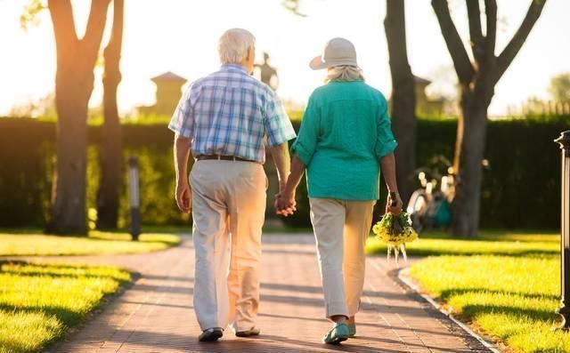 健康|寿命短的男人,走路会有四个信号,若你四个都没有,恭喜你很健康