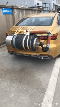 |搞笑GIF:女生是扎马尾辫好看,还是把头发放下来好看?