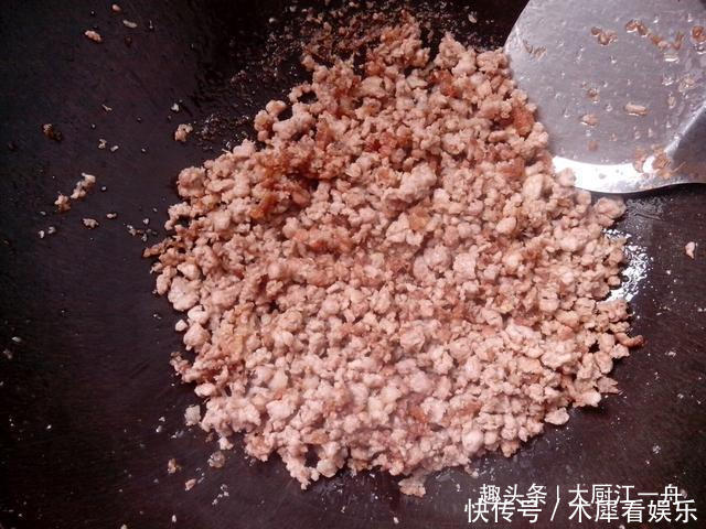  入锅内|肉末木耳，直接下锅就错啦，难怪不脆不入味，大厨这样做才对