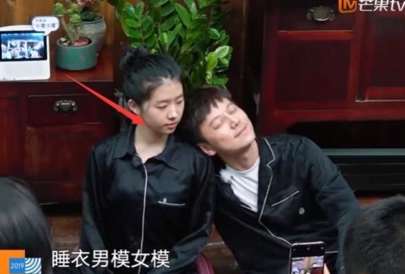 何蓝逗|《向往3》最受宠女嘉宾,何炅和彭昱畅争着靠她肩膀,一脸享受