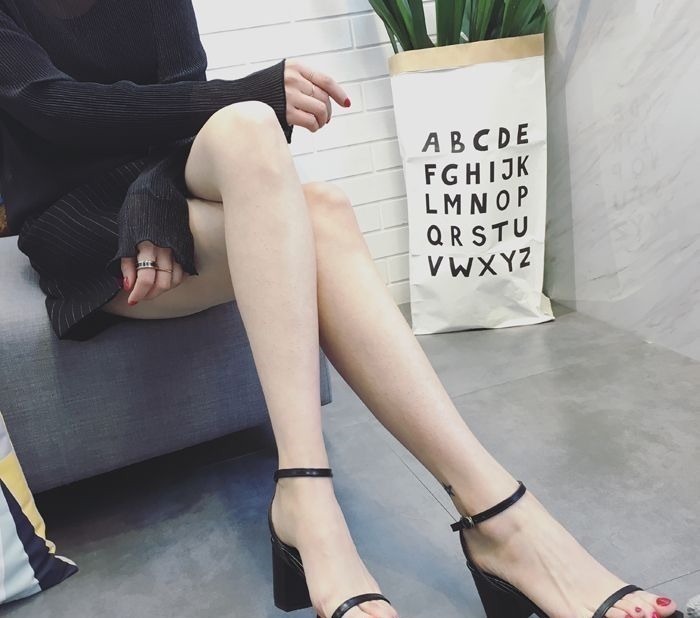 高跟凉鞋 美不美就看一双腿,一字带细高跟凉鞋,性感撩人尽情摇曳 !