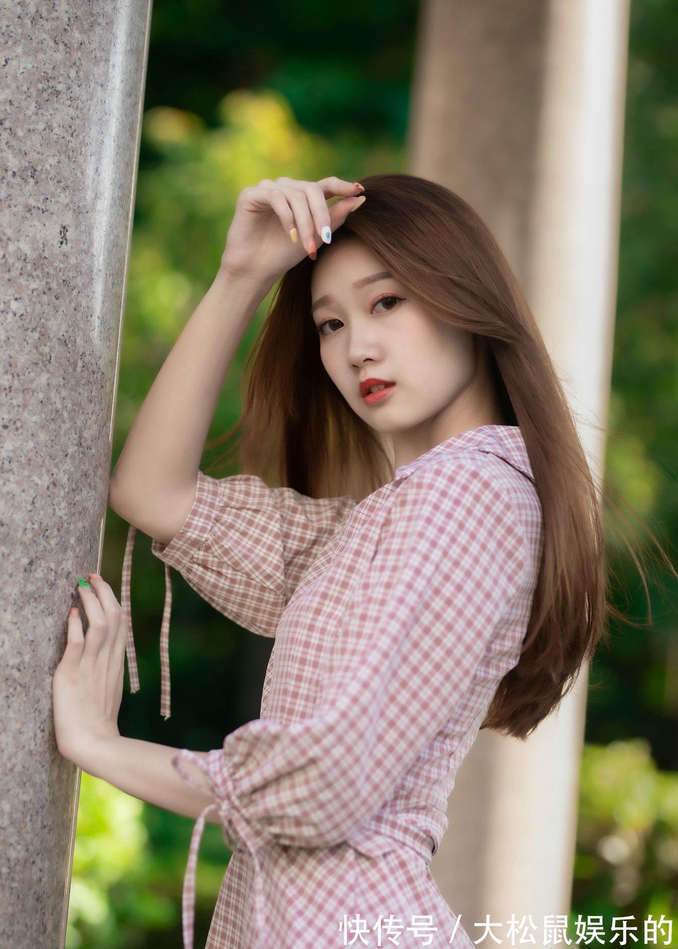 高跟鞋 小姐姐身穿格子衬衫裙,搭配白色元宝高跟鞋,优雅中散发着小清新