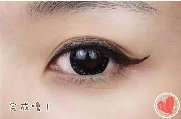 眼线和眉毛这样画才最迷人,今年女神都在这样化眼妆!