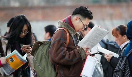 朋友|朋友圈里的大学生活VS现实中大学生活，网友：太形象，已笑喷