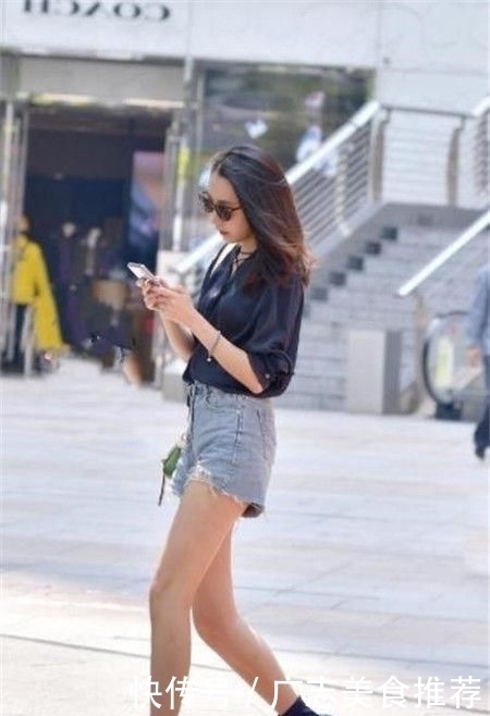 细腰|街拍灰色紧身背心搭配短裤,秀出细腰和长腿,时尚靓丽有活力