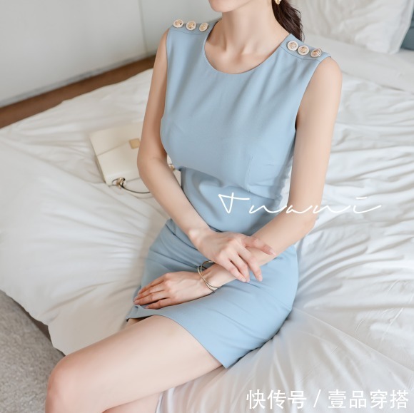 时尚|女神孙允珠时尚搭配:初恋萤蓝西里西亚暖夏无袖裙